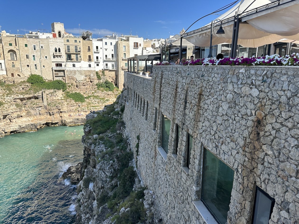 해안 절벽과 전망대 (Coastal Cliffs and Viewpoints)